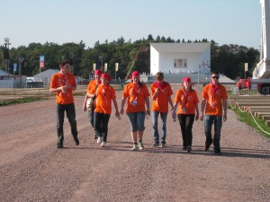IMG_0598 Sieben unserer acht Helferlein auf dem Weg zum Einsatz